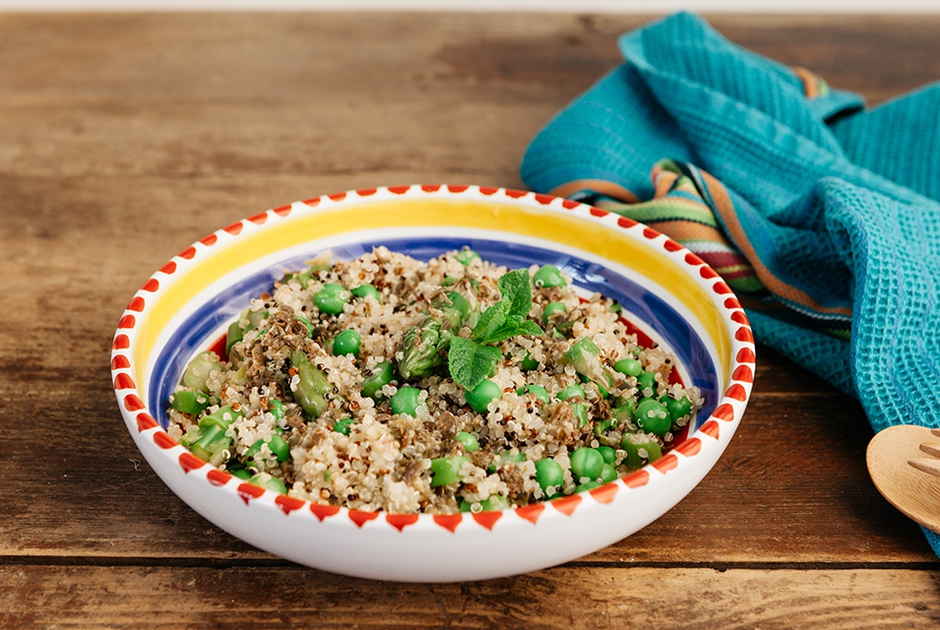 Insalata mediterranea con quinoa e verdure croccanti